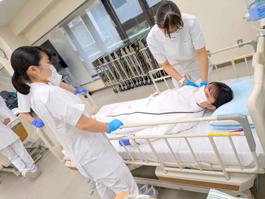 救急救命士課程3年生が病院実習前にナーシングケア（看護）を学びました