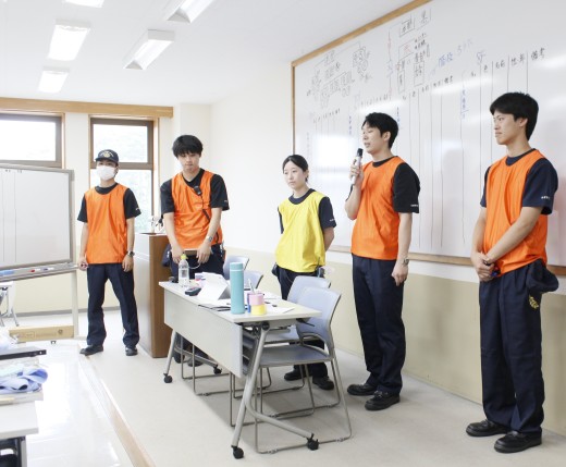 指揮隊を中心に作戦をたてる様子