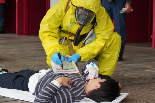 要救助者の状態を確認している様子