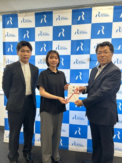 東北労働金庫宮城県本部長加島様(右)、代表の塚部さん(中央)と副代表の早坂さん(左)