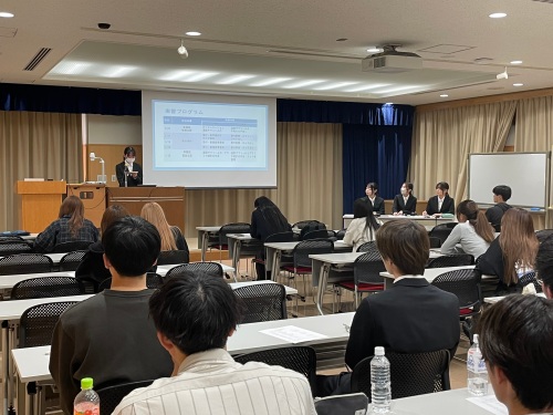 3年生の発表をみな熱心に聞いています