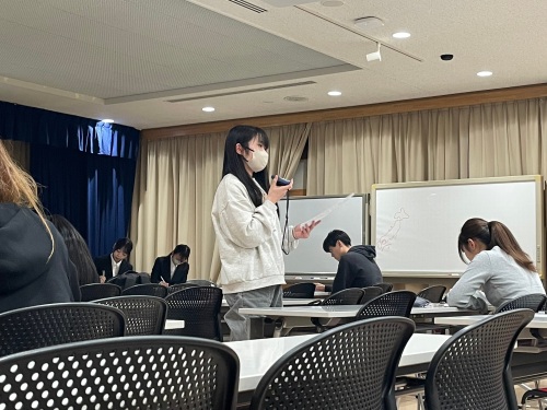 2年生が3年生の発表者へ質問しています