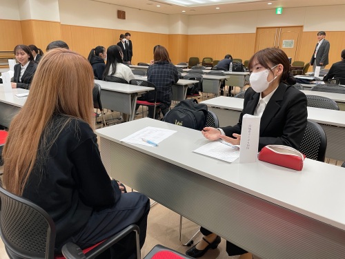 3年生が実習内容について2年生に説明しています