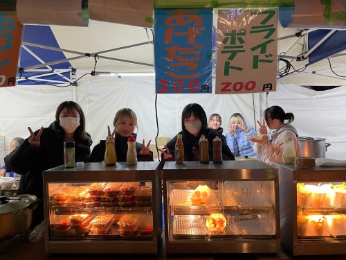 出店では温かい食べ物を市民に提供しました