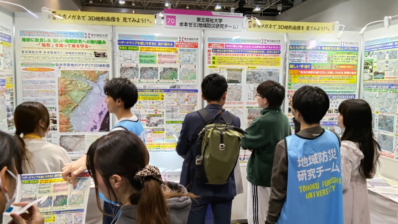 研究成果を説明する学生たち