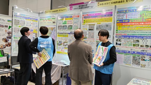 国内外からたくさんの専門家が訪れ、学生の説明に、皆が感心していました