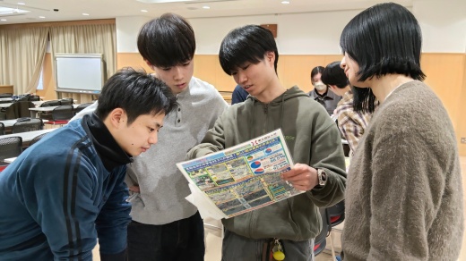 スピンオフショット２（発表練習風景） 成功の裏には、こうした努力の積み重ねがあります