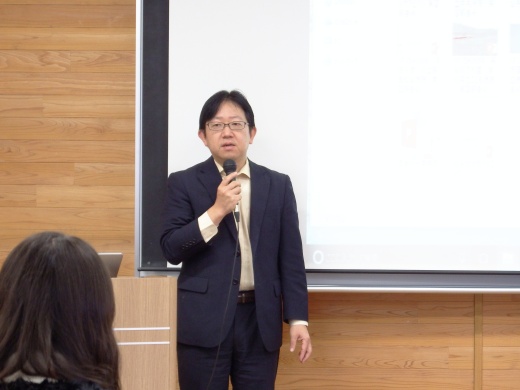 開会の言葉を述べる、医療機関実習担当の渡部准教授