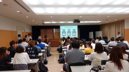文字が読めないと「熱冷まし」と「毒（ネズミ駆除）」と「栄養剤」を判別できないことを、ネパールやインドで使われているデバナガリ文字のラベルで体験