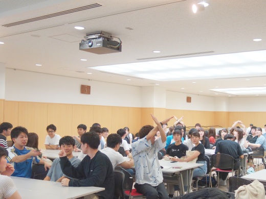 防災○×ゲームに、グループ毎に解答する様子