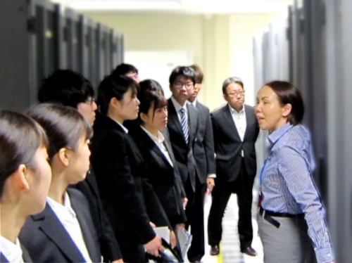 院内の見学の様子