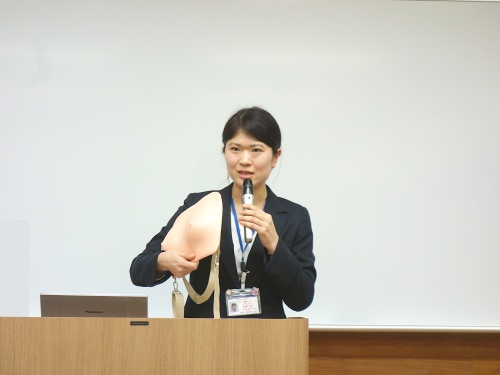 宮城県対がん協会の、保健師の欠端礼様による、乳がんのセルフチェックの解説