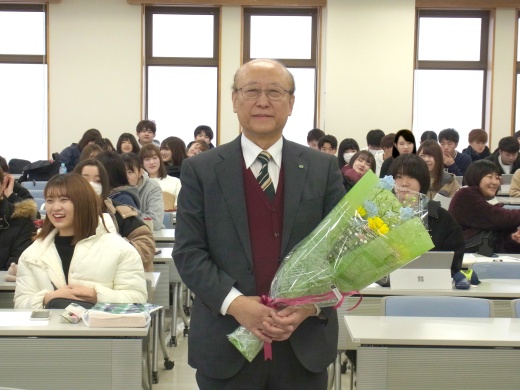 花束をもつ根岸先生