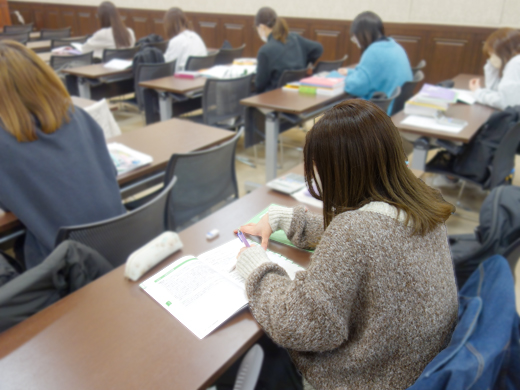講義に集中している学生たち