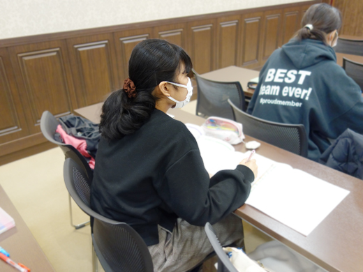 ノートを取りながら講義を聞く学生