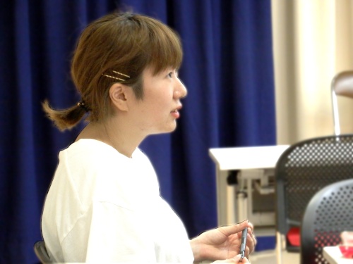 質問に答える4年生