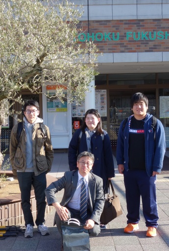 2017年入学のゼミ生と似内先生