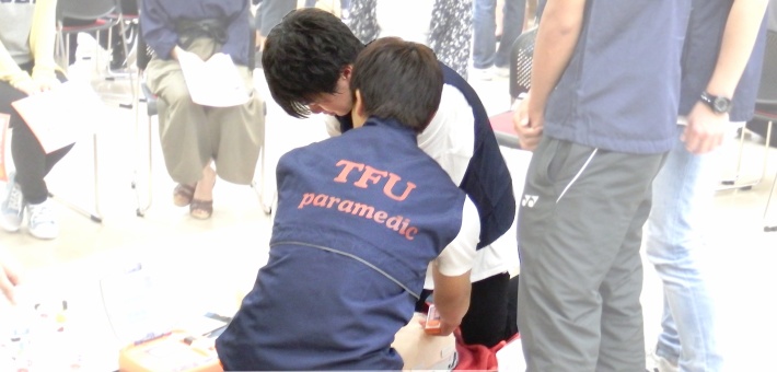 実演する救急救命士課程の学生