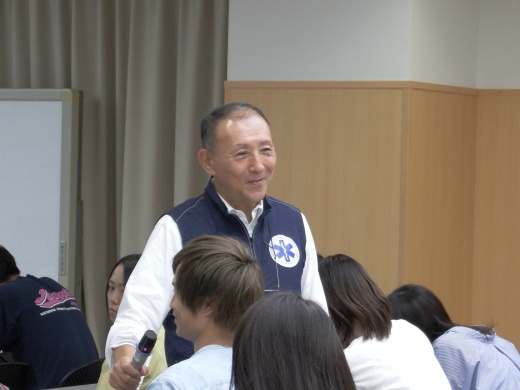 学生にマイクを向けて質問する舩渡教授