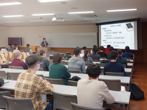 TBLのテーマ「医療事故」について講義する佐藤先生