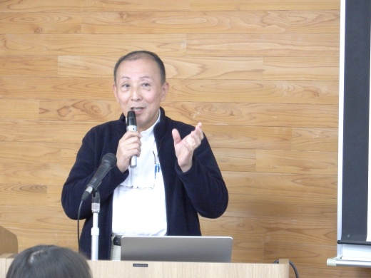 講評を述べる舩渡学科長