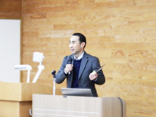 開会の言葉を述べる、医療機関実習担当の山口准教授