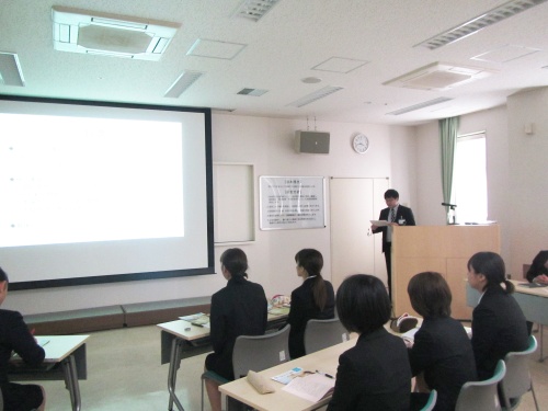 講義する本学科OBの阿部さん