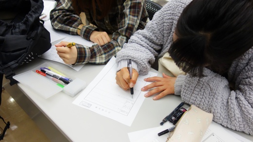 「自己紹介書」を記入する様子
