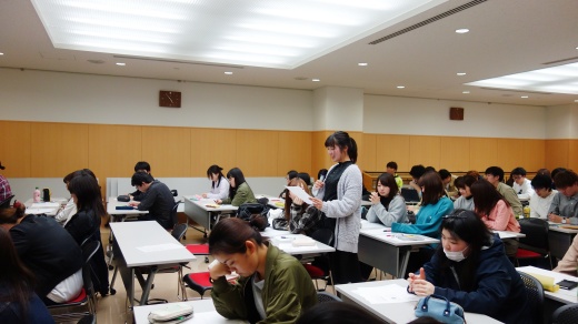 記入した内容を発表する様子