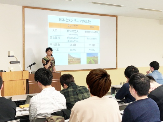 弓野綾医師の講義の様子