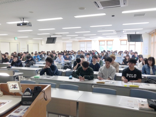 熱心に受講する学生たち