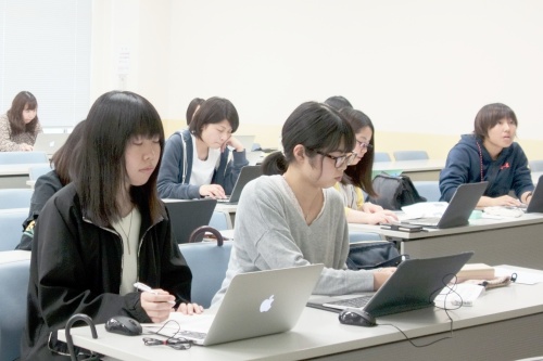 コンピュータ操作に集中する学生たち
