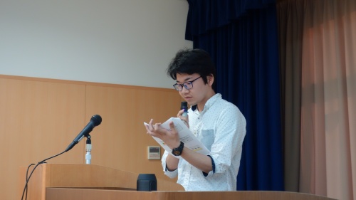 進行をする学生