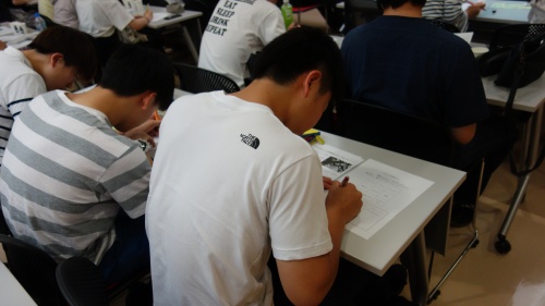 終了後にレポートに取り組む様子