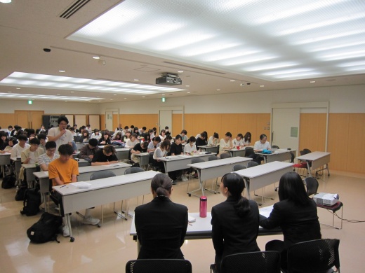 3年生の学生3名が全体の進行を担当