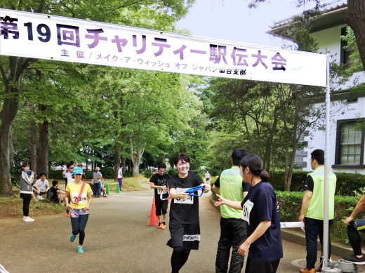 タスキをつなぐ学生たち