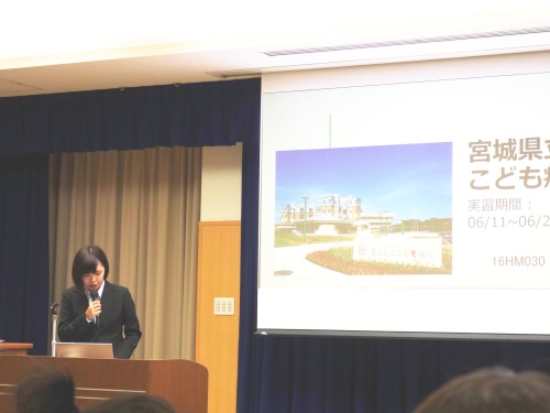 実習報告をする学生