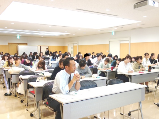 教員も参加した会場の様子