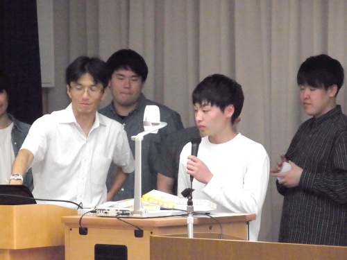 司会進行を務める河村ゼミの学生たちと河村先生