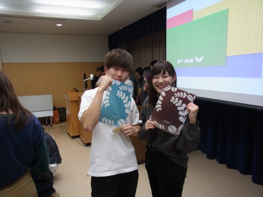 笑顔で賞品を受け取る学生たち