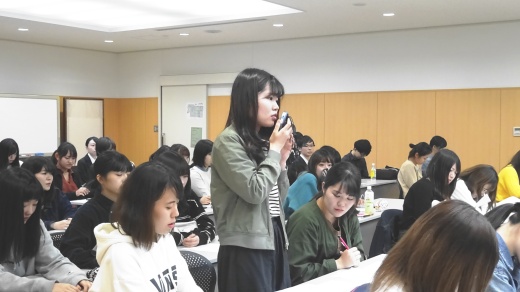 質問をする2年生