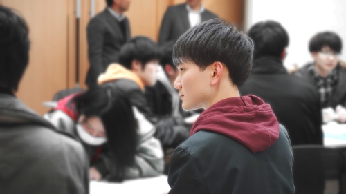 真剣に話を聞く3年生