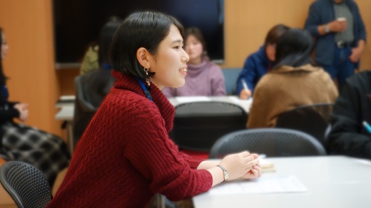 笑顔で質問に答える4年生
