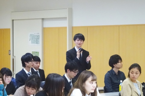 医療機関実習報告会で,2年生からの質問に答える様子