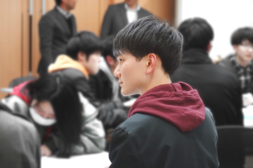 「内定者の話を聞く会」で4年生の話を聞いているところ
