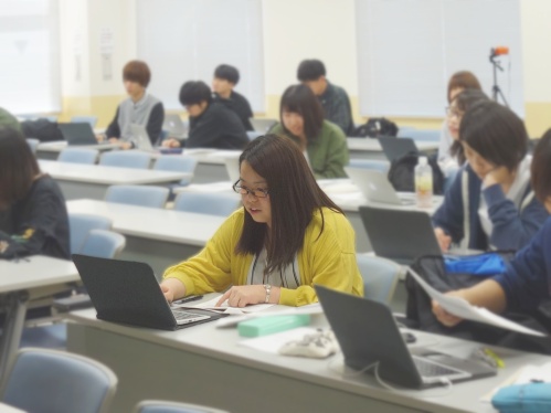 医療機関実習事前指導の授業で、コンピュータの実習中