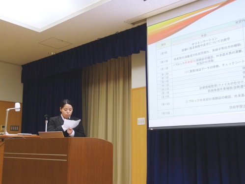 「医療機関実習報告会」で報告する様子