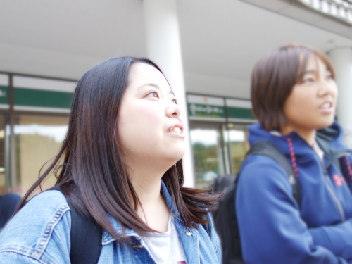 ステーションキャンパスで友人と