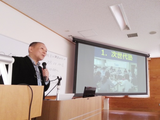 ゼミの概要を説明する舩渡学科長