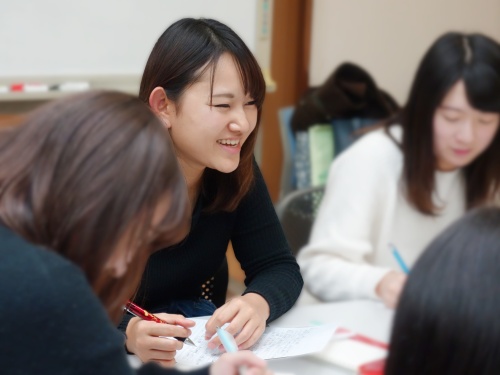 合同ゼミで、上級生から就職活動について話を聞いている様子